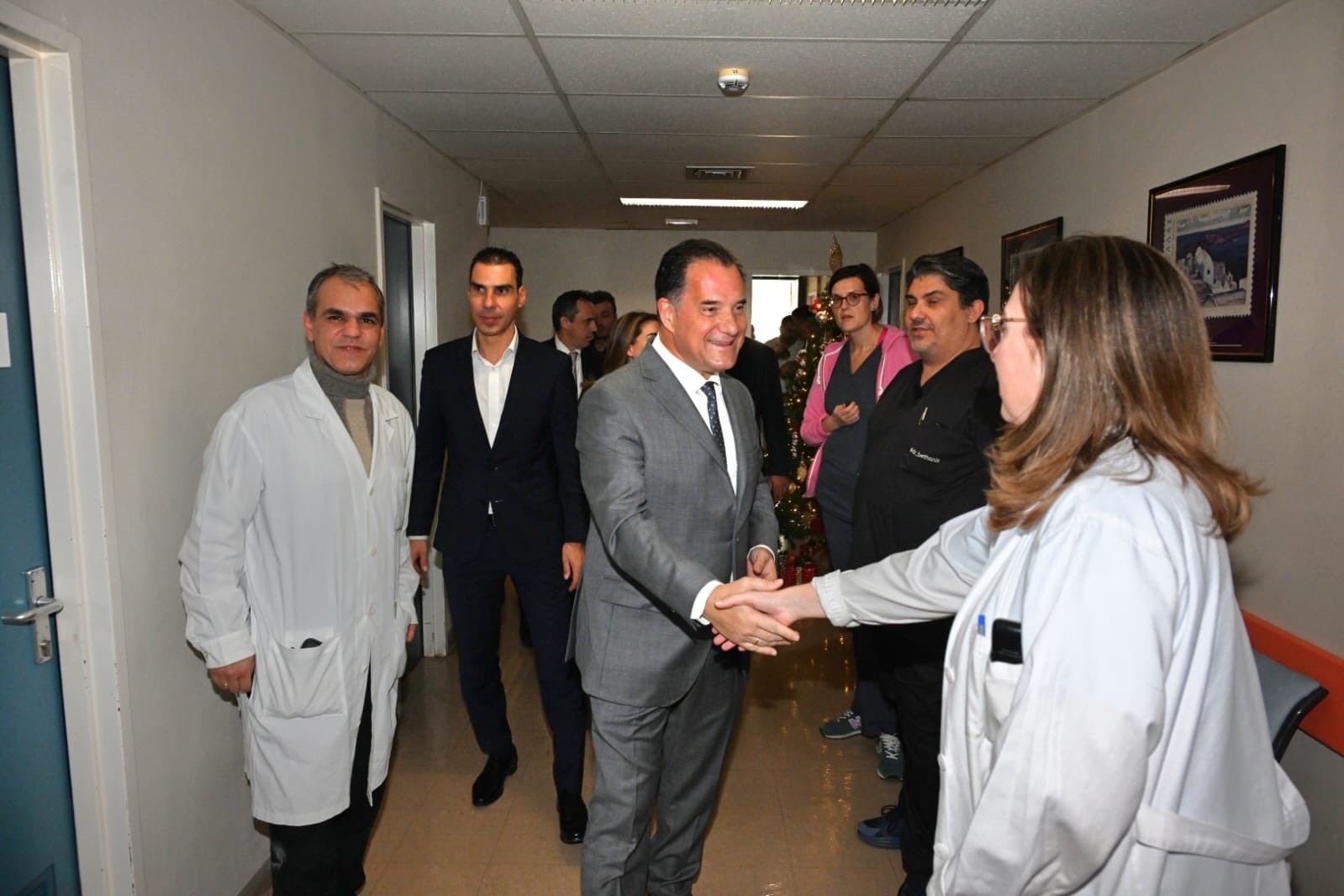 Με ασθενείς και προσωπικό συνομίλησε ο Άδωνις Γεωργιάδης κατά την επίσκεψή του σε νοσοκομεία και το ΕΚΑΒ την Πρωτοχρονιά