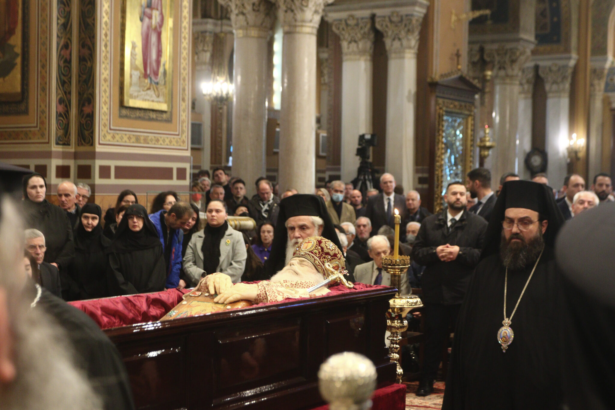 Στην Αλβανία η σωρός του Αρχιεπισκόπου Αναστάσιου – Έριχναν λουλούδια στη νεκροφόρα στο Αργυρόκαστρο