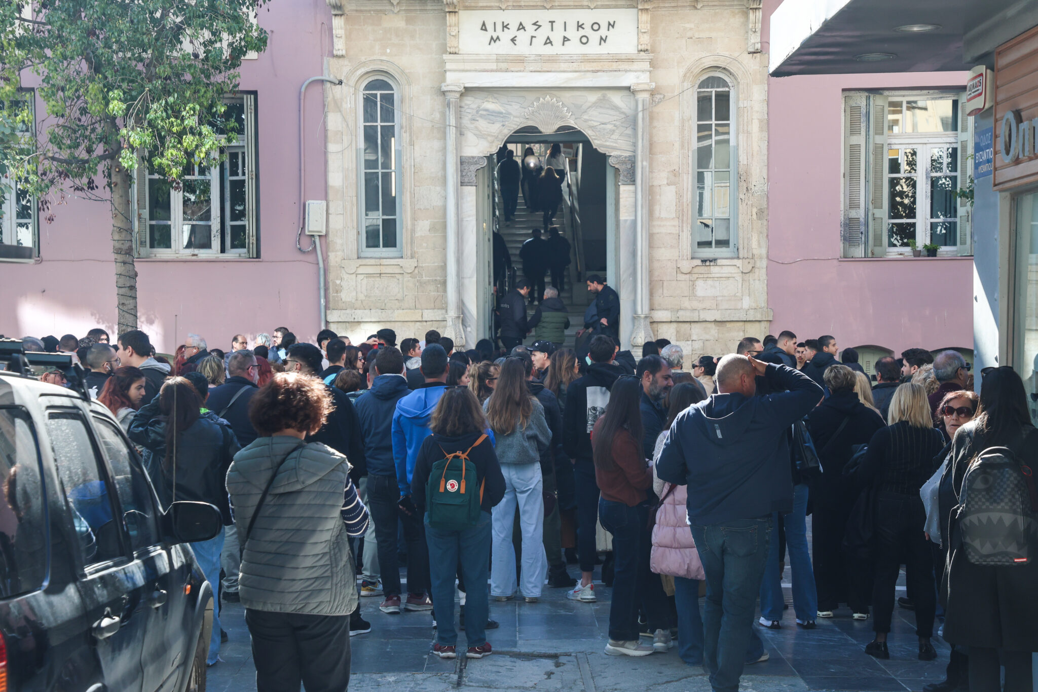 Ηράκλειο: Αδιάφορη η 26χρονη στην απολογία της, υποστήριξε ότι ο 44χρονος κακοποιούσε τον μικρό Άγγελο – «Του έλεγα να μην το κάνει»