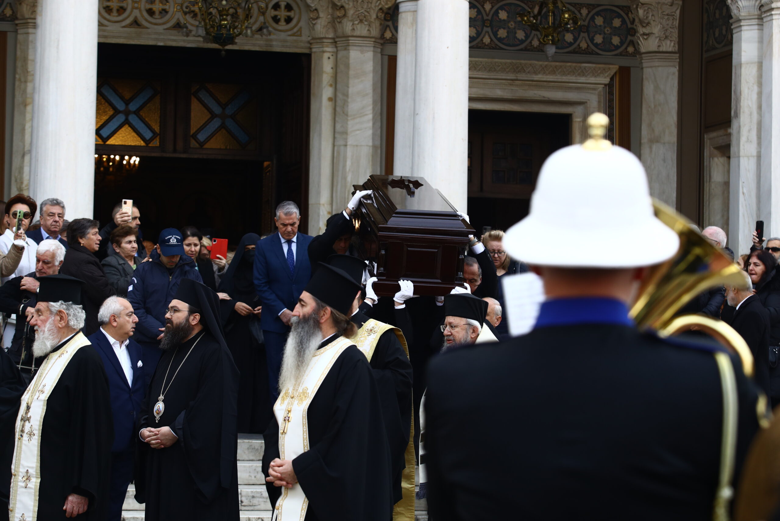 Αρχιεπίσκοπος Αναστάσιος: Η στιγμή που η σωρός του βγαίνει από τη Μητρόπολη - Δημόσιο προσκύνημα και στα Τίρανα 2 Αρχιεπίσκοπος Αναστάσιος: Η στιγμή που η σωρός του βγαίνει από τη Μητρόπολη - Δημόσιο προσκύνημα και στα Τίρανα