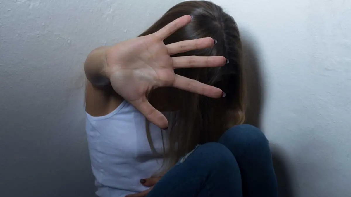 Λάρισα: Ανήλικοι επιτέθηκαν άγρια σε δίδυμες αδελφές – «Τις έφτυναν, ζητούσαν να γονατίσουν», αποκαλύπτει η μητέρα των θυμάτων