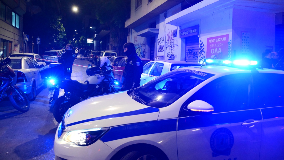Επεισόδια στην Κυψέλη: Ομάδα με κράνη έσπασε βιτρίνες καταστημάτων με πέτρες και ρόπαλα