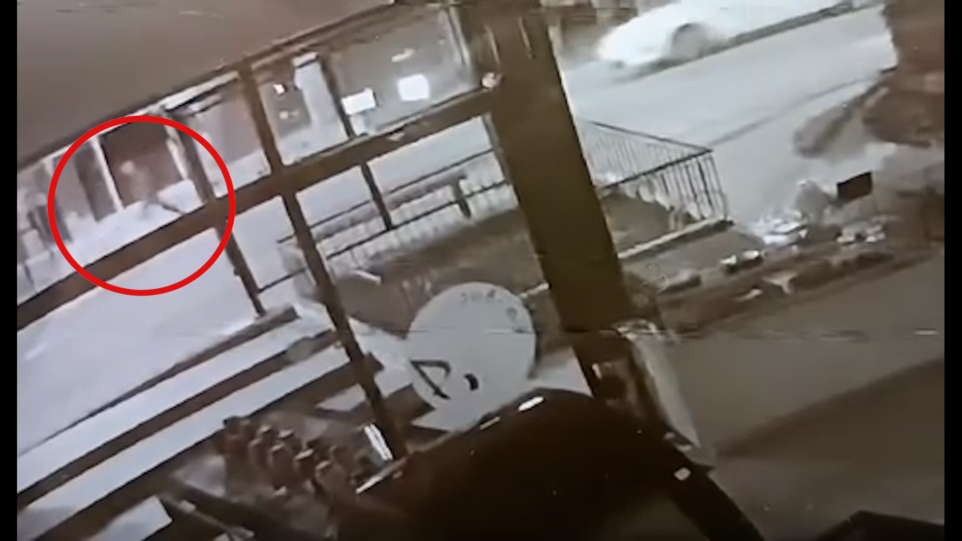 Χαϊδάρι: Βίντεο-ντοκουμέντο λίγα λεπτά μετά την επίθεση με μαχαίρι στον αστυφύλακα – Ο δράστης τρέχει για να διαφύγει