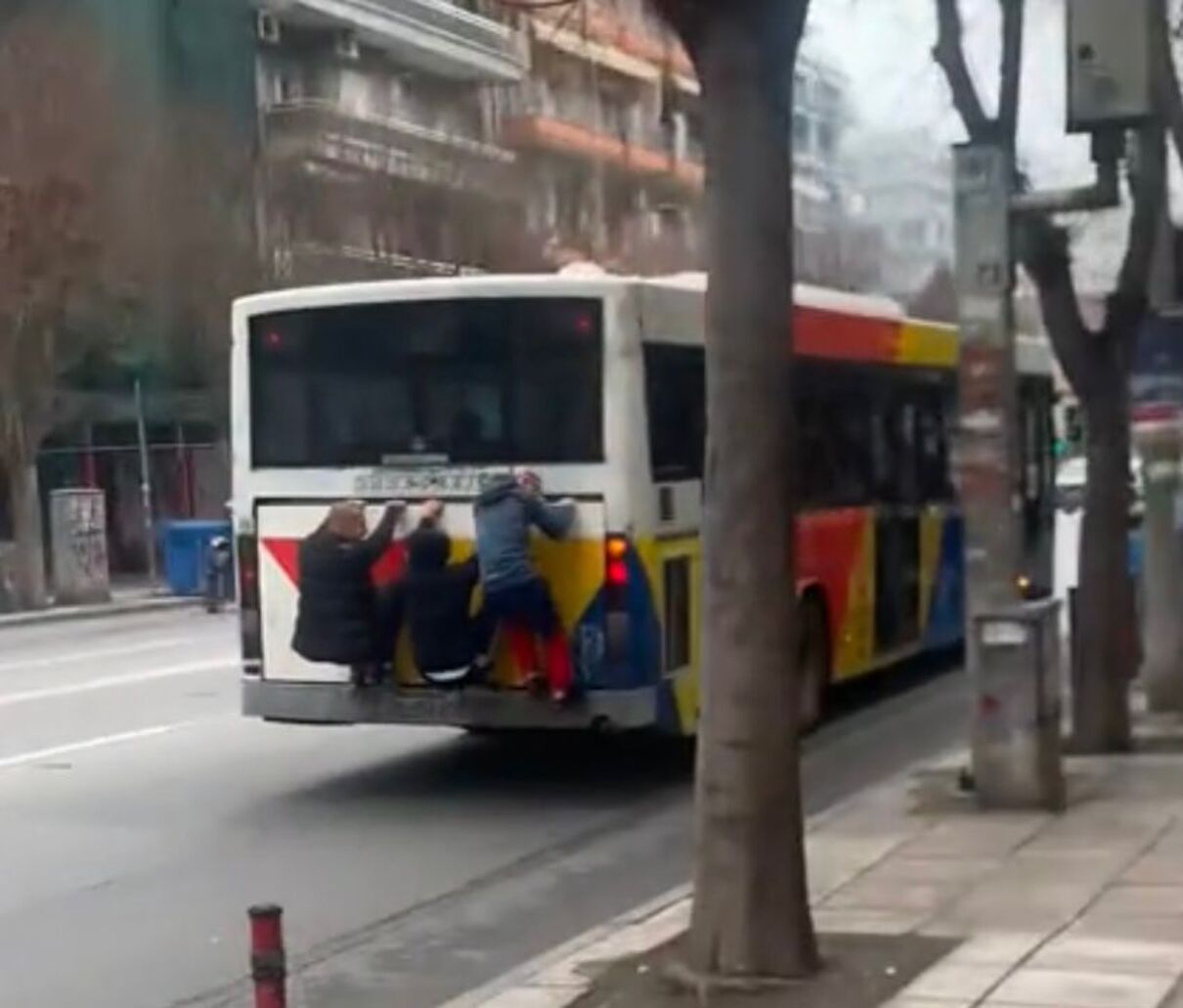 Θεσσαλονίκη: Viral το βίντεο με τους τρεις νέους που κρέμονται πίσω από το λεωφορείο