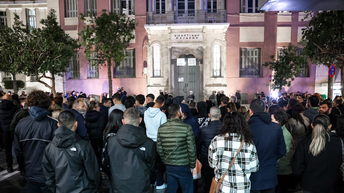 Ηράκλειο: Στη φυλακή δύο για τα επεισόδια έξω από τα δικαστήρια σχετικά με την κακοποίηση του 3χρονου