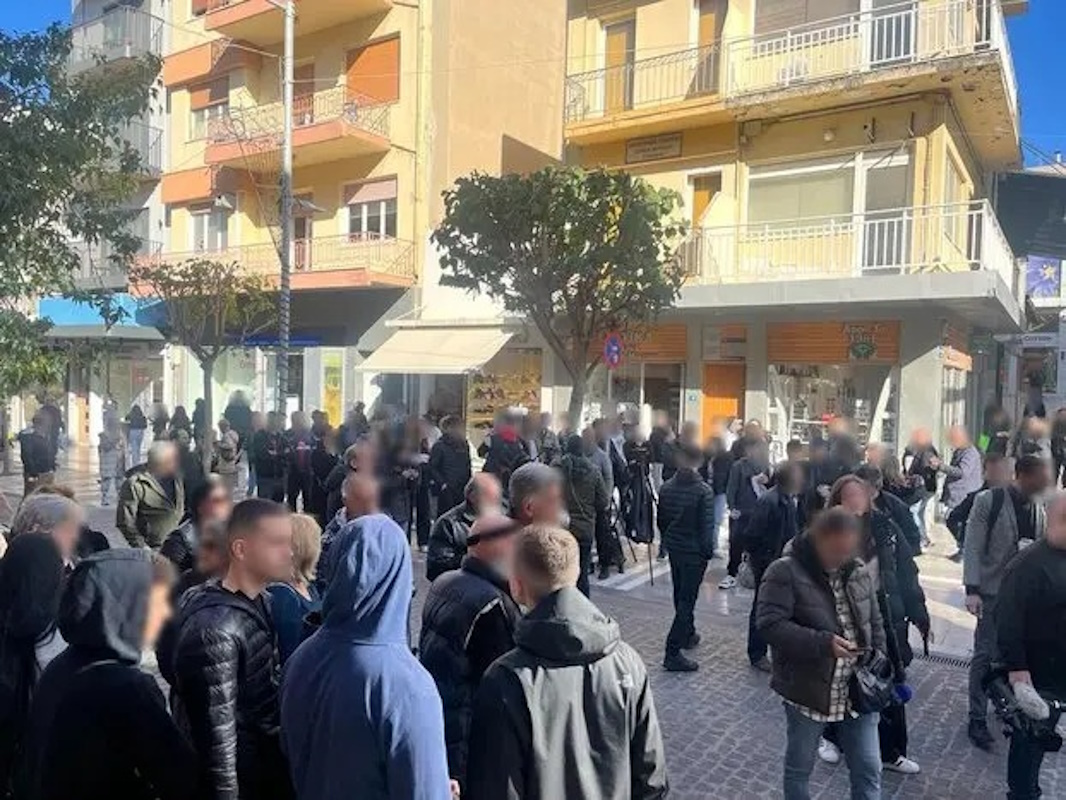 Ηράκλειο: Οργισμένο πλήθος στα δικαστήρια – Από την πίσω είσοδο μπήκαν οι κατηγορούμενοι για την κακοποίηση του 3χρονου
