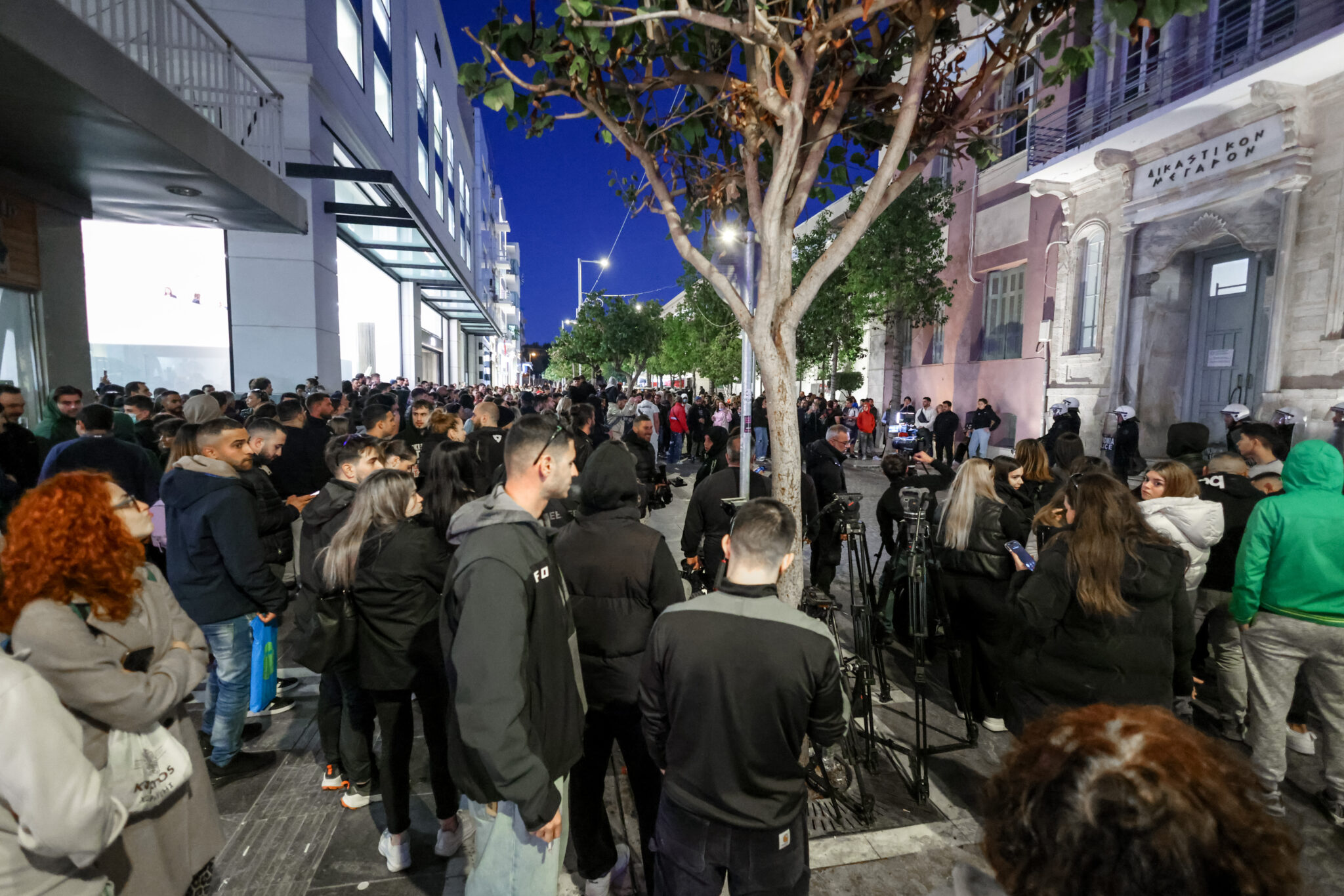 Ηράκλειο: Πώς οργανώθηκε η επιχείρηση φυγάδευσης του ζευγαριού από το οργισμένο πλήθος – Κρίσιμη η κατάσταση του 3χρονου Άγγελου