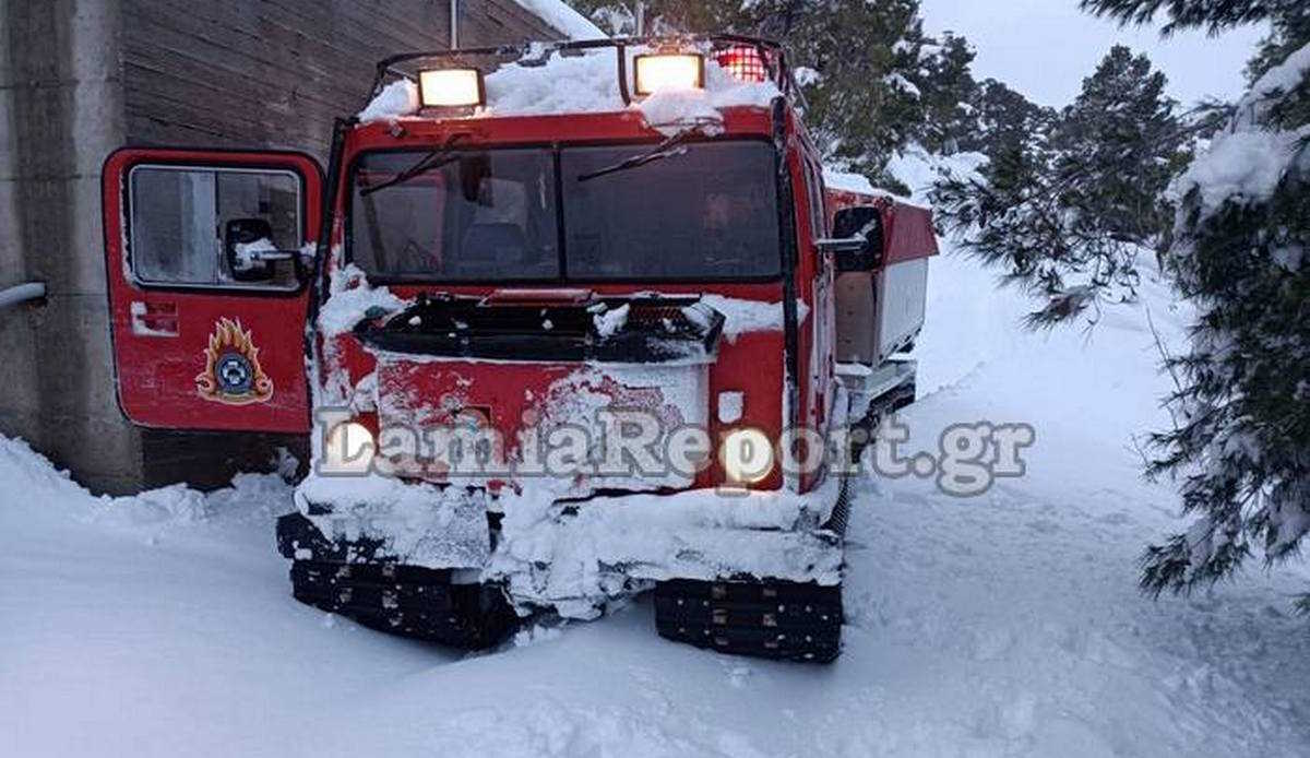 Λαμία: Με ερπυστριοφόρο της ΕΜΑΚ επιχείρηση διάσωσης πεζοπόρων στο χιονισμένο Καλλίδρομο