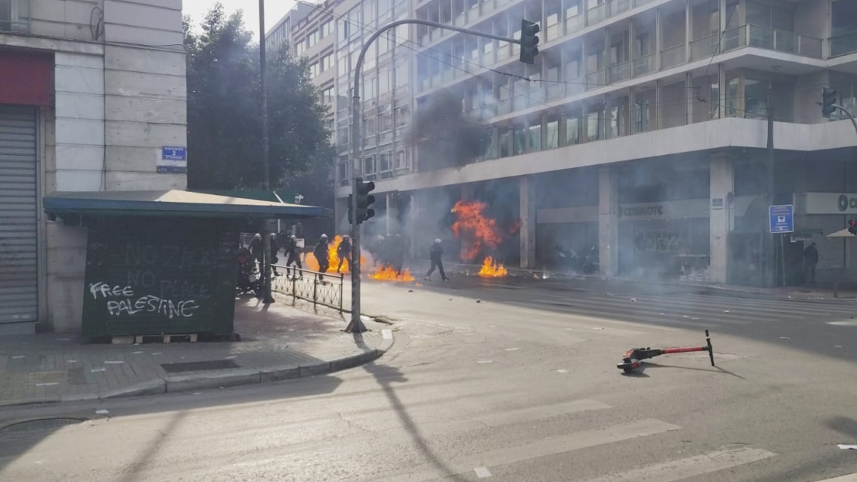 Επεισόδια με μολότοφ και χημικά στο Σύνταγμα μετά τη διαμαρτυρία για τα Τέμπη