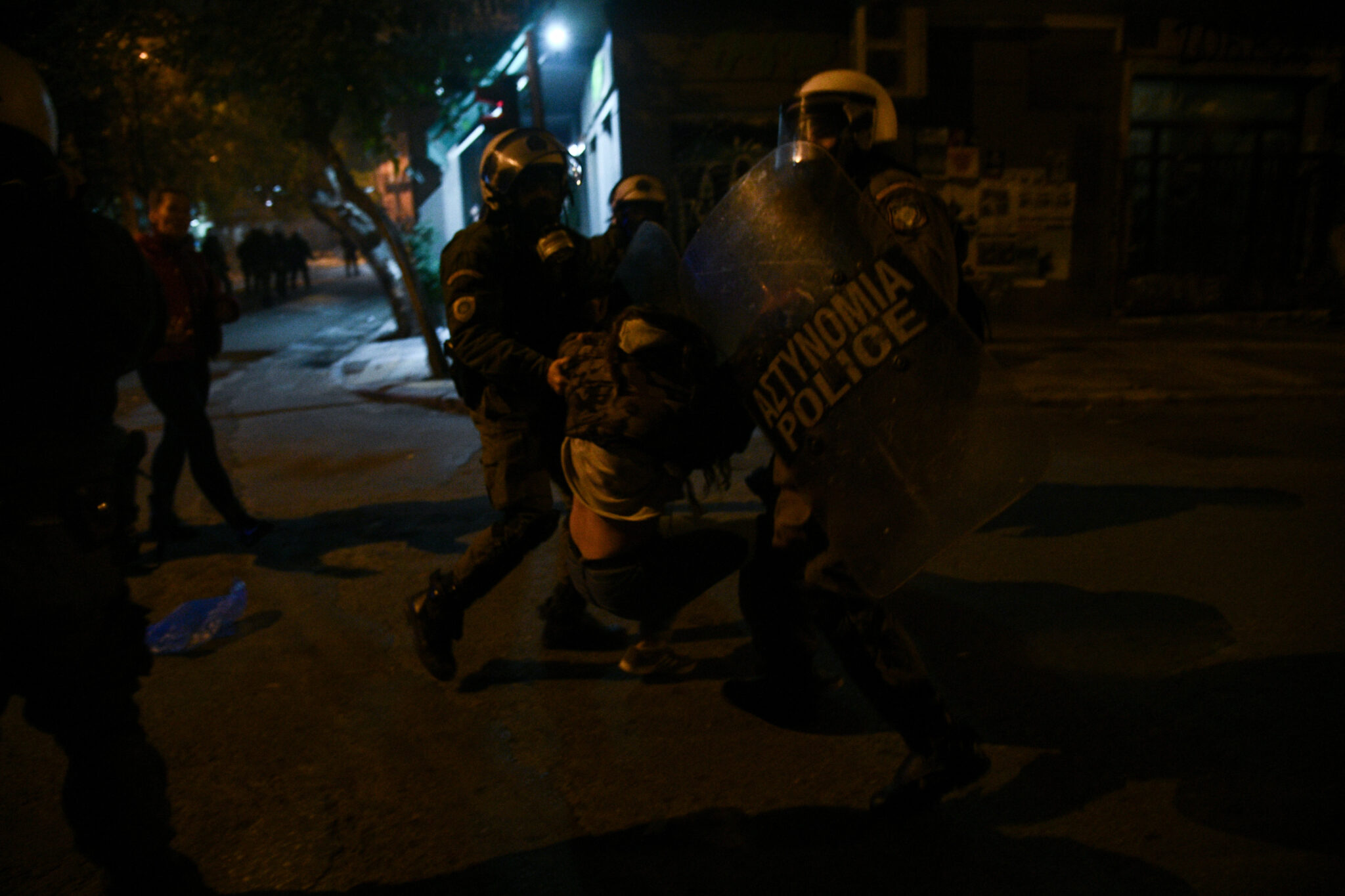 Εξάρχεια: Αγνωστοι επιτέθηκαν σε αστυνομικούς – 10 συλλήψεις