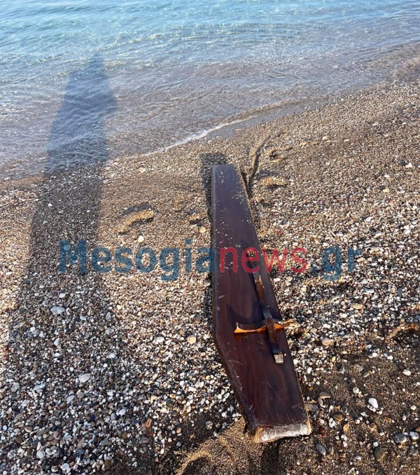 Η θάλασσα ξεβράσει καπάκι από φέρετρο στην Κερατέα