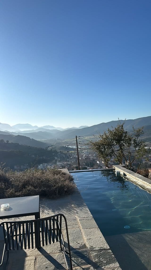 Χρήστος Μάστορας – Γαρυφαλλιά Καληφώνη: Ρομαντική εξόρμηση στο χιόνι – Βίντεο