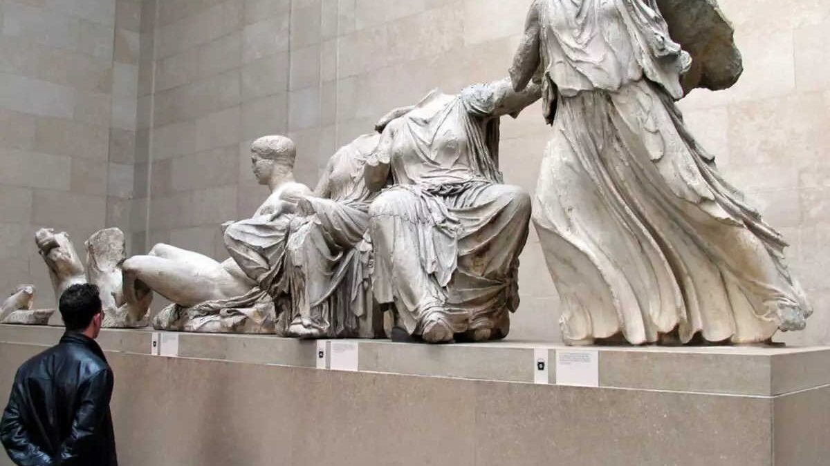 Στίβεν Φράι: Τα Γλυπτά του Παρθενώνα ανήκουν στο Μουσείο της Ακρόπολης και οφείλουν να επιστρέψουν στην Ελλάδα 4 Στίβεν Φράι: Τα Γλυπτά του Παρθενώνα ανήκουν στο Μουσείο της Ακρόπολης και οφείλουν να επιστρέψουν στην Ελλάδα