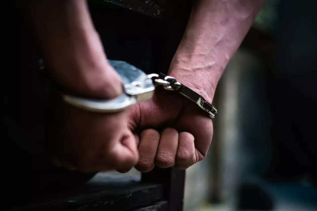 Επίκουρος καθηγητής του ΕΚΠΑ συνελήφθη για παιδική πορνογραφία – Πλήρωνε νέους για να του στείλουν φωτογραφίες