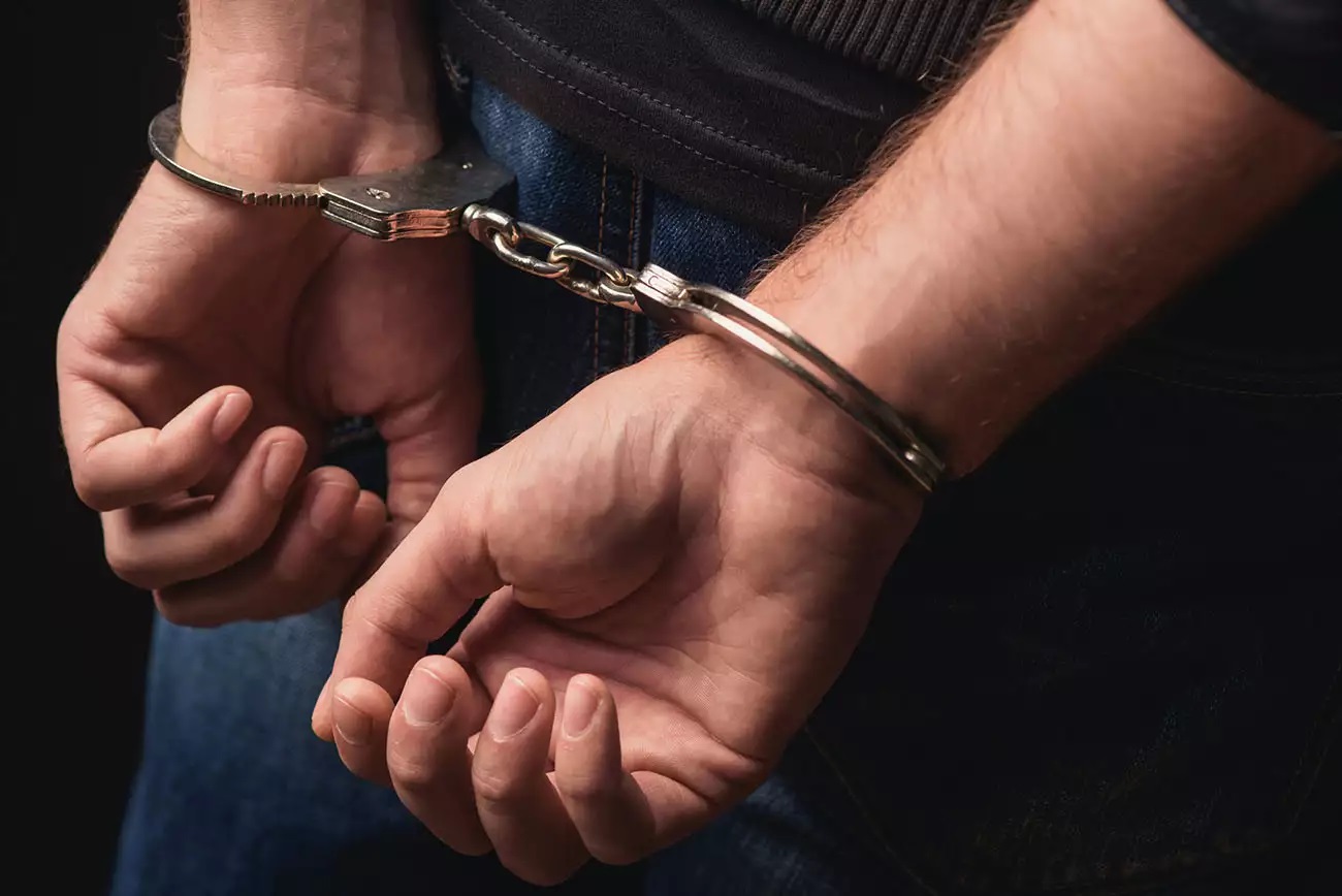 Βραχιολάκια» σε 47χρονο μάστερ της απάτης – Ξάφριζε τα θύματά του προσ pretending άλλοτε τον δικηγόρο ή τον επιχειρηματία