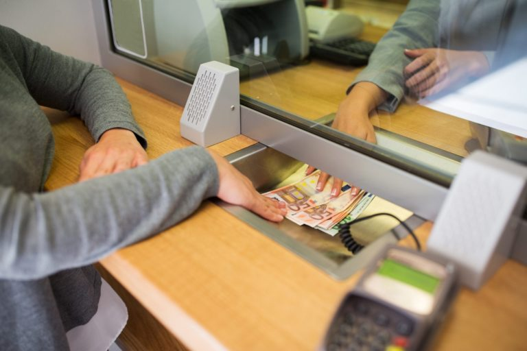 Σε εφαρμογή από τη Δευτέρα οι μειώσεις στις τραπεζικές προμήθειες – Τι θα ισχύει με τα ασφάλιστρα και τα ακτοπλοϊκά 2 Σε εφαρμογή από τη Δευτέρα οι μειώσεις στις τραπεζικές προμήθειες – Τι θα ισχύει με τα ασφάλιστρα και τα ακτοπλοϊκά