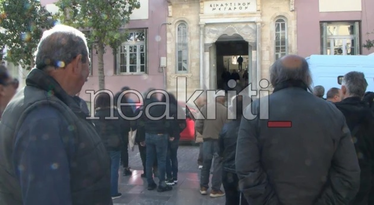 Ηράκλειο: Προθεσμία έλαβαν η 26χρονη και ο 44χρονος για τη κακοποίηση του 3χρονου – Οργισμένο πλήθος αντέδρασε σε αποδοκιμασίες 11 Ηράκλειο: Προθεσμία έλαβαν η 26χρονη και ο 44χρονος για τη κακοποίηση του 3χρονου – Οργισμένο πλήθος αντέδρασε σε αποδοκιμασίες