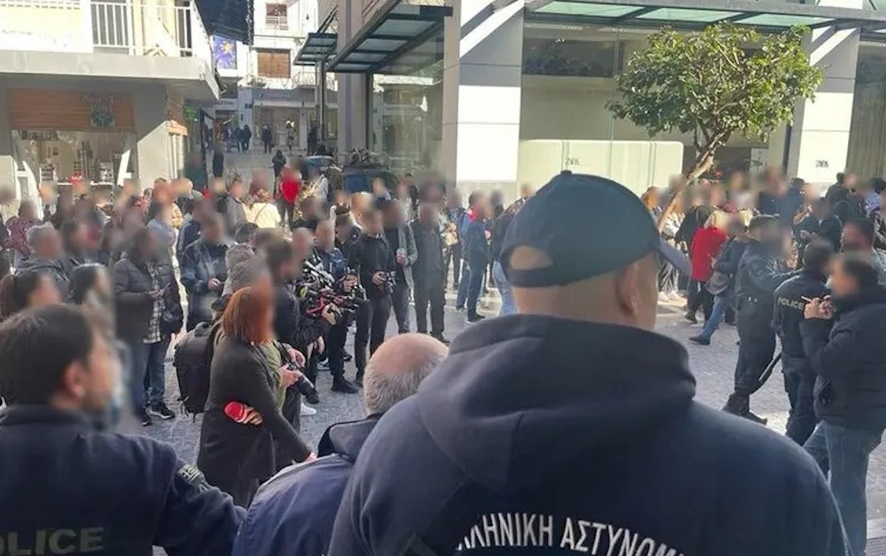 Ηράκλειο: Οργισμένο πλήθος στα δικαστήρια – Από την πίσω είσοδο μπήκαν οι κατηγορούμενοι για την κακοποίηση του 3χρονου