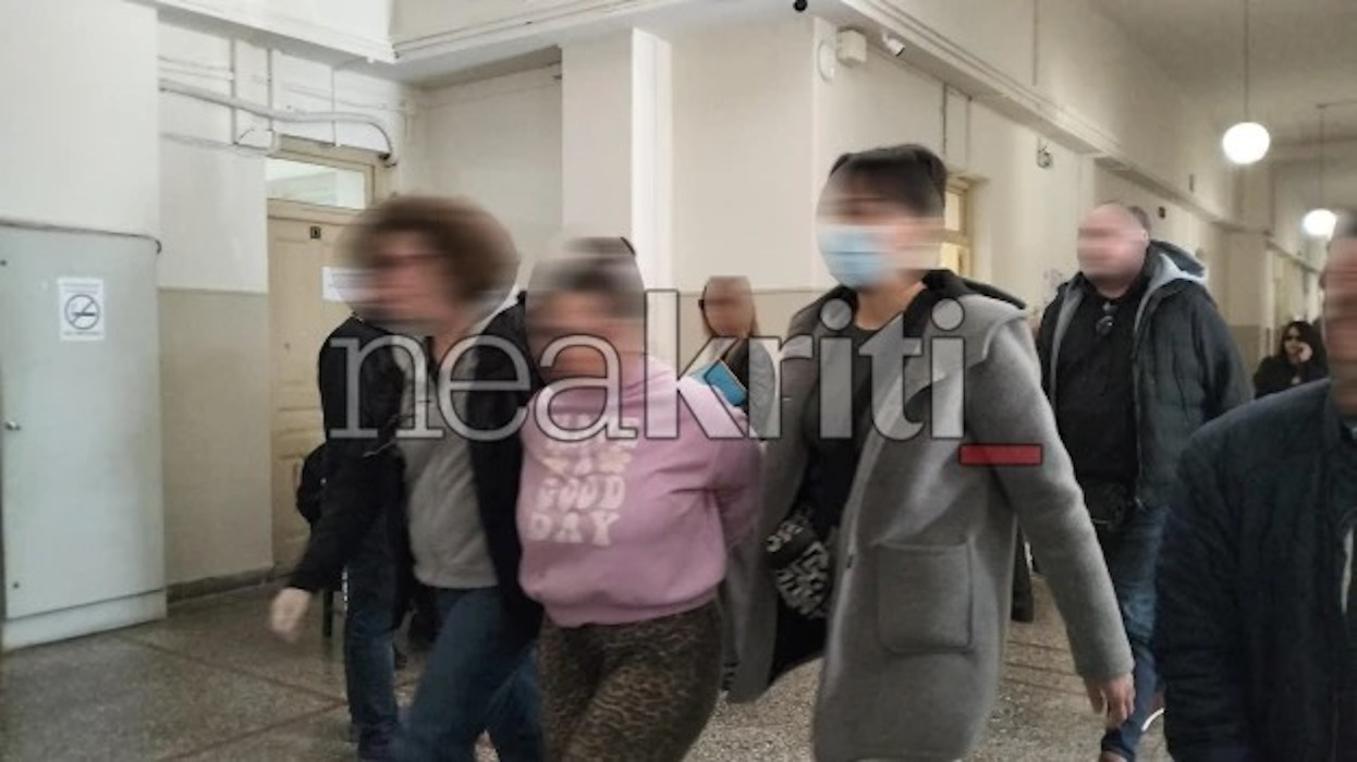 Ηράκλειο: Προθεσμία έλαβαν η 26χρονη και ο 44χρονος για τη κακοποίηση του 3χρονου – Οργισμένο πλήθος αντέδρασε σε αποδοκιμασίες 10 Ηράκλειο: Προθεσμία έλαβαν η 26χρονη και ο 44χρονος για τη κακοποίηση του 3χρονου – Οργισμένο πλήθος αντέδρασε σε αποδοκιμασίες