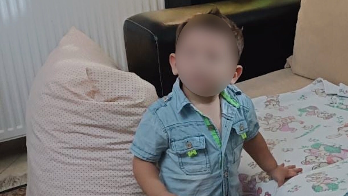 Ηράκλειο: Σβήνουν οι ελπίδες για τον μικρό Άγγελο – «Όταν βλέπεις να χτυπούν το παιδάκι σου, φεύγεις» λέει η γιαγιά του 3χρονου