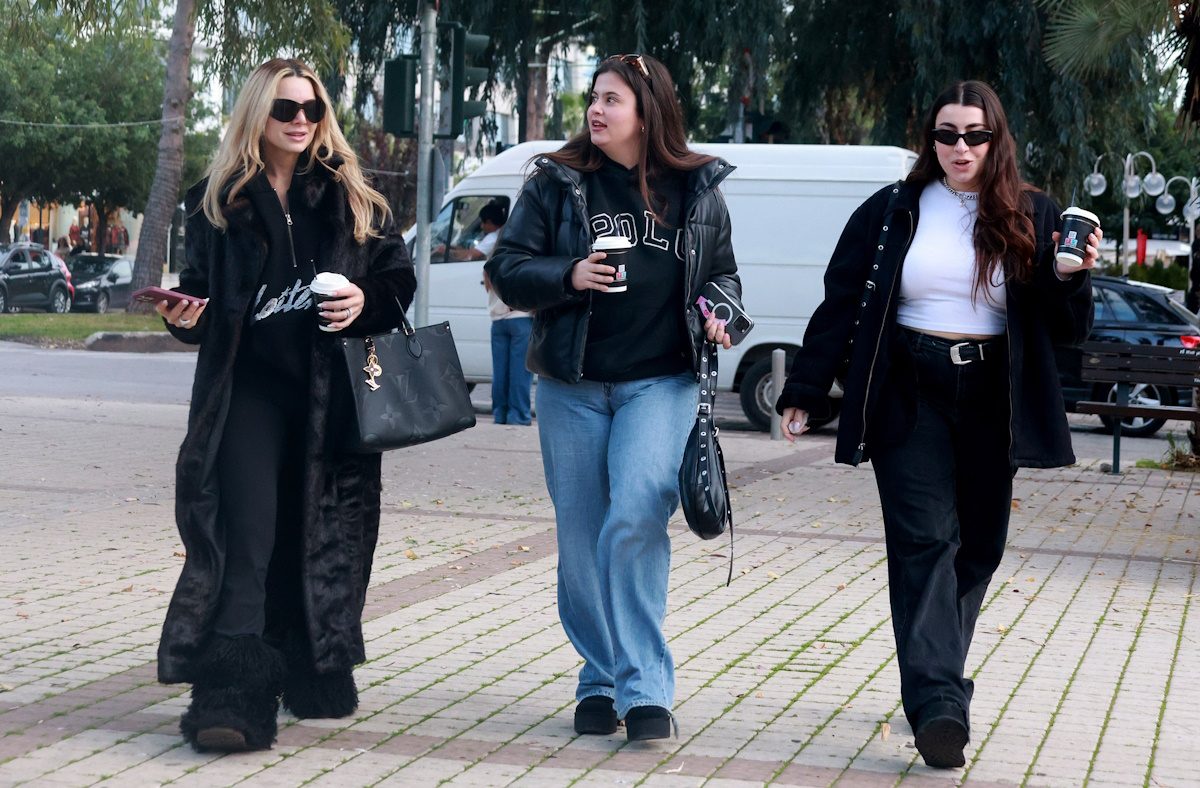 Ζόζεφιν: Βόλτα στα νότια προάστια με την αδελφή της, Ειρήνη – Φωτογραφίες