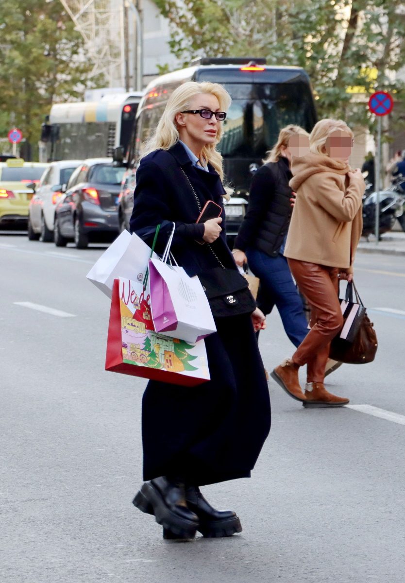 Κατερίνα Καινούργιου: Βόλτα στο κέντρο της πόλης για αγορές – Φωτογραφίες