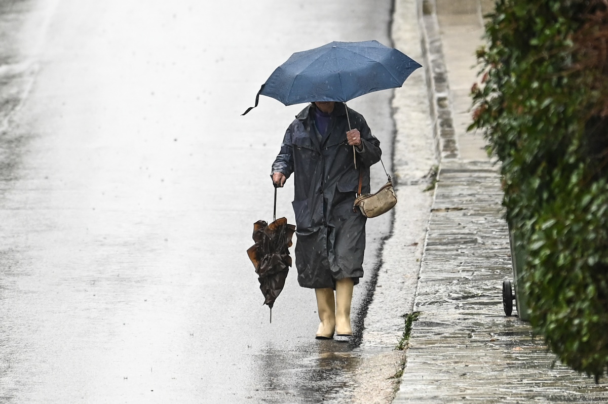 Καιρός σήμερα: Ψυχρό κλίμα, δυνατοί άνεμοι και βροχές