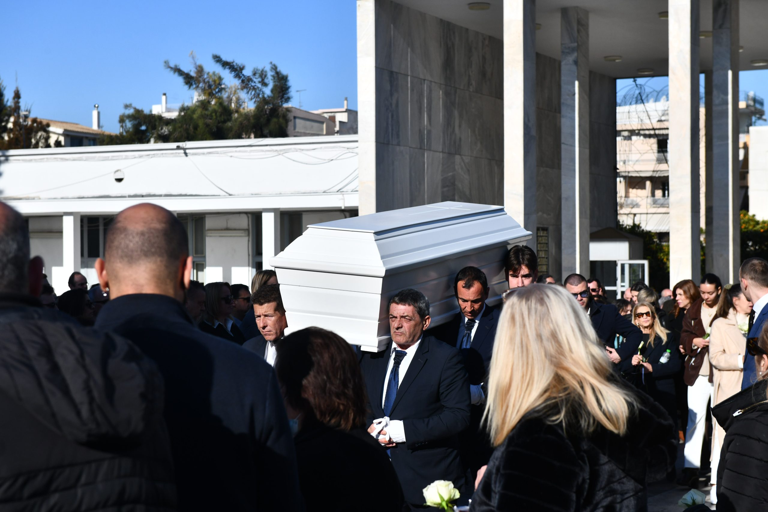 Κηδεία Μαργαρίτας Οικονομοπούλου: Στηρίχτηκε η μητέρα της 34χρονης αθλήτριας στο τελευταίο «αντίο» 11 Κηδεία Μαργαρίτας Οικονομοπούλου: Στηρίχτηκε η μητέρα της 34χρονης αθλήτριας στο τελευταίο «αντίο»