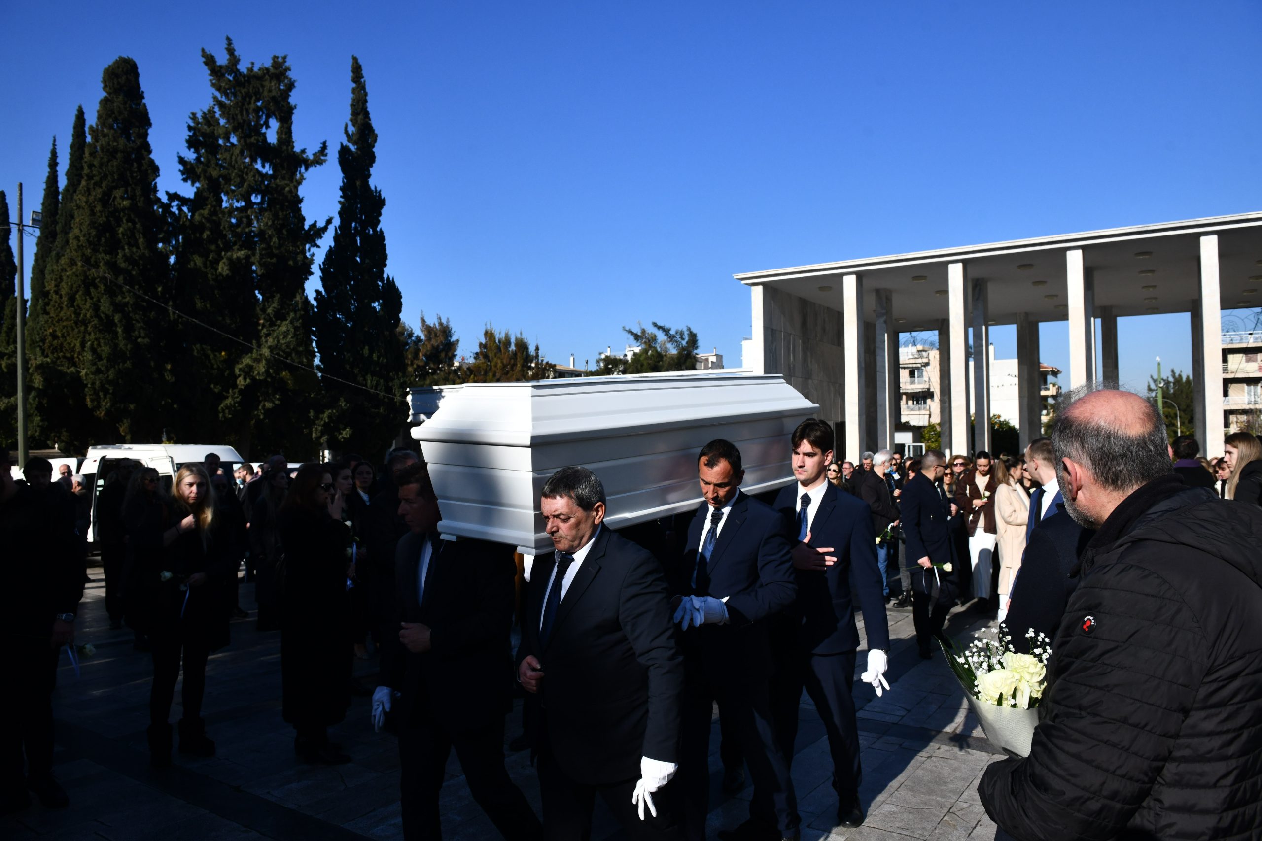 Κηδεία Μαργαρίτας Οικονομοπούλου: Στηρίχτηκε η μητέρα της 34χρονης αθλήτριας στο τελευταίο «αντίο» 12 Κηδεία Μαργαρίτας Οικονομοπούλου: Στηρίχτηκε η μητέρα της 34χρονης αθλήτριας στο τελευταίο «αντίο»