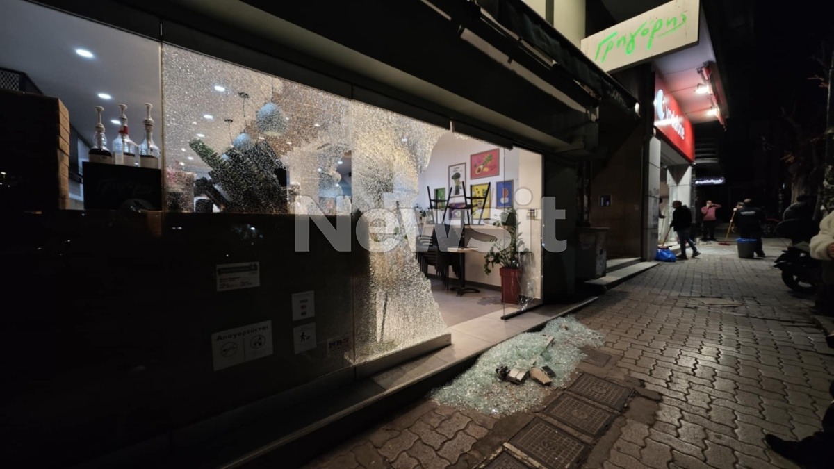 Κυψέλη: Τέσσερις συλλήψεις για την επίθεση – Ομάδα κουκουλοφόρων με ρόπαλα κατέστρεψε βιτρίνες καταστημάτων