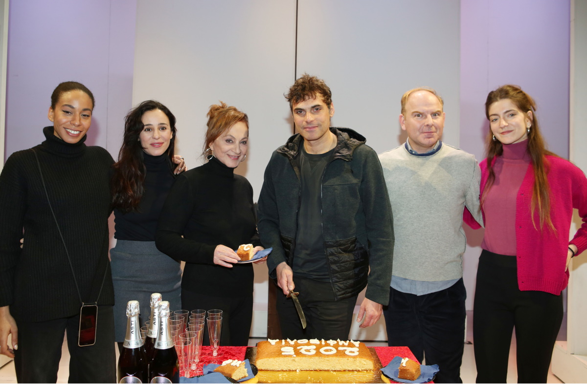 Φιλαρέτη Κομνηνού – Γιώργος Παπαγεωργίου: Μητέρα και γιος μαζί στην κοπή της πρωτοχρονιάτικης πίτας της παράστασης «Αμφιβολία» 8 Φιλαρέτη Κομνηνού – Γιώργος Παπαγεωργίου: Μητέρα και γιος μαζί στην κοπή της πρωτοχρονιάτικης πίτας της παράστασης «Αμφιβολία»