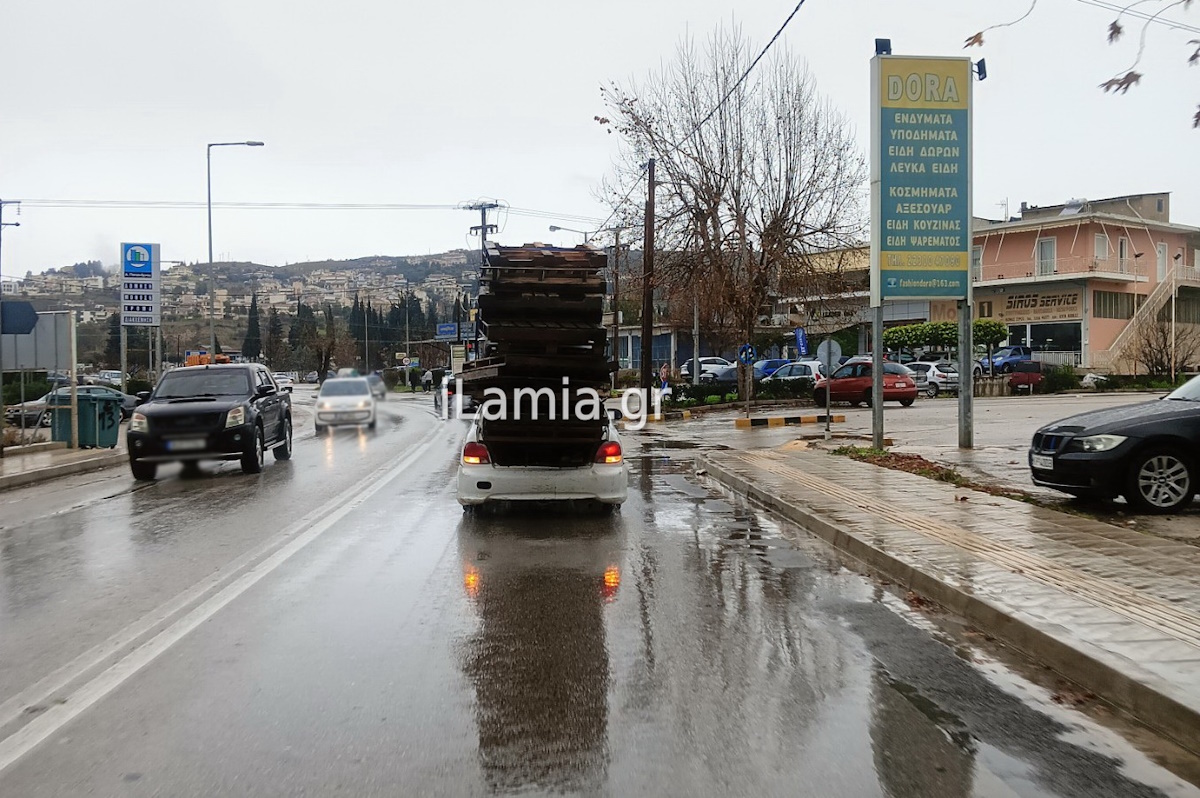 Λαμία: Φόρτωσε «ουρανοξύστη» από παλέτες στο πορτμπαγκάζ του και κυκλοφορούσε ατάραχος