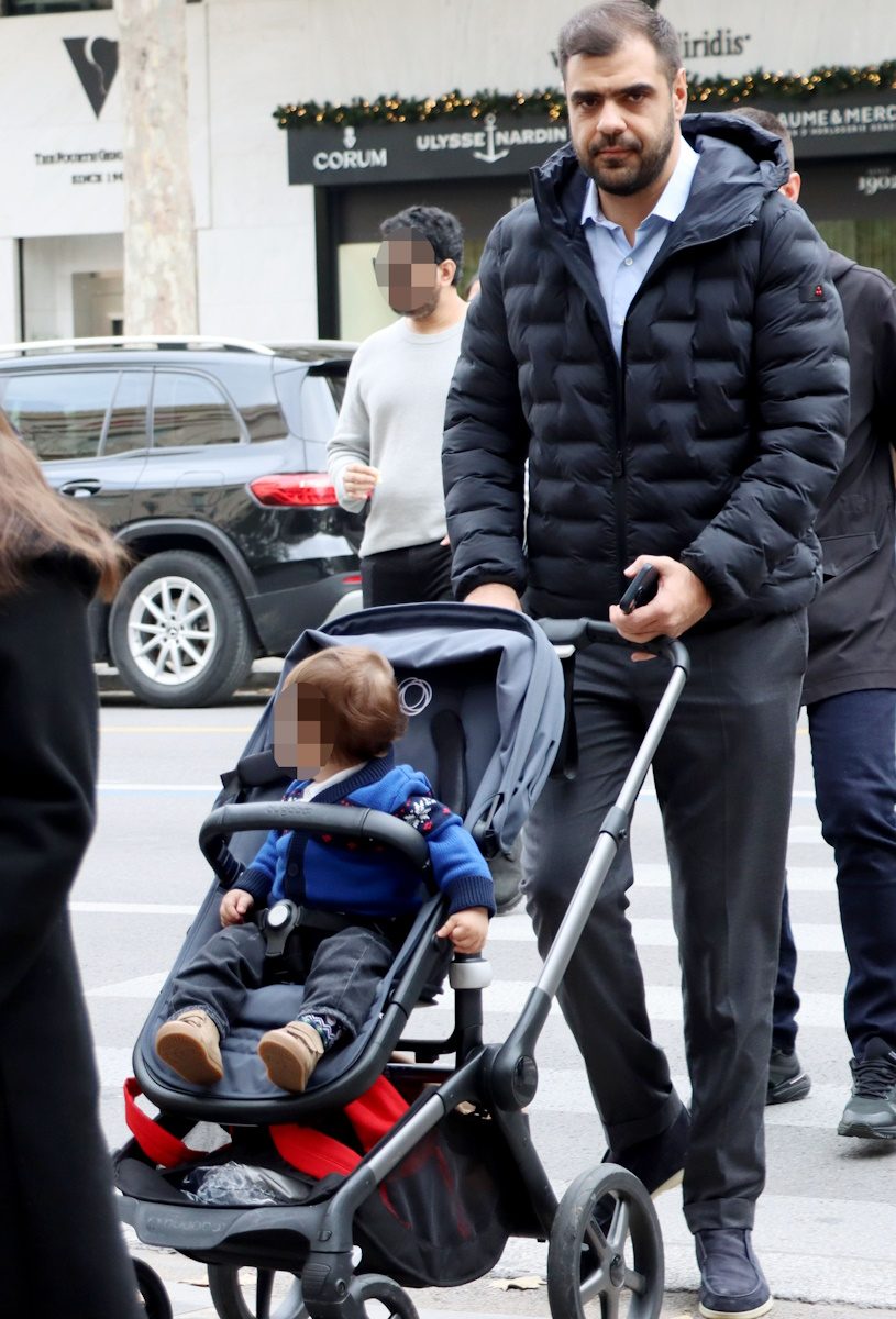 Παύλος Μαρινάκης: Περίπατος στο κέντρο της Αθήνας με τη γυναίκα του και τον γιο τους – Φωτογραφίες 7 Παύλος Μαρινάκης: Περίπατος στο κέντρο της Αθήνας με τη γυναίκα του και τον γιο τους – Φωτογραφίες