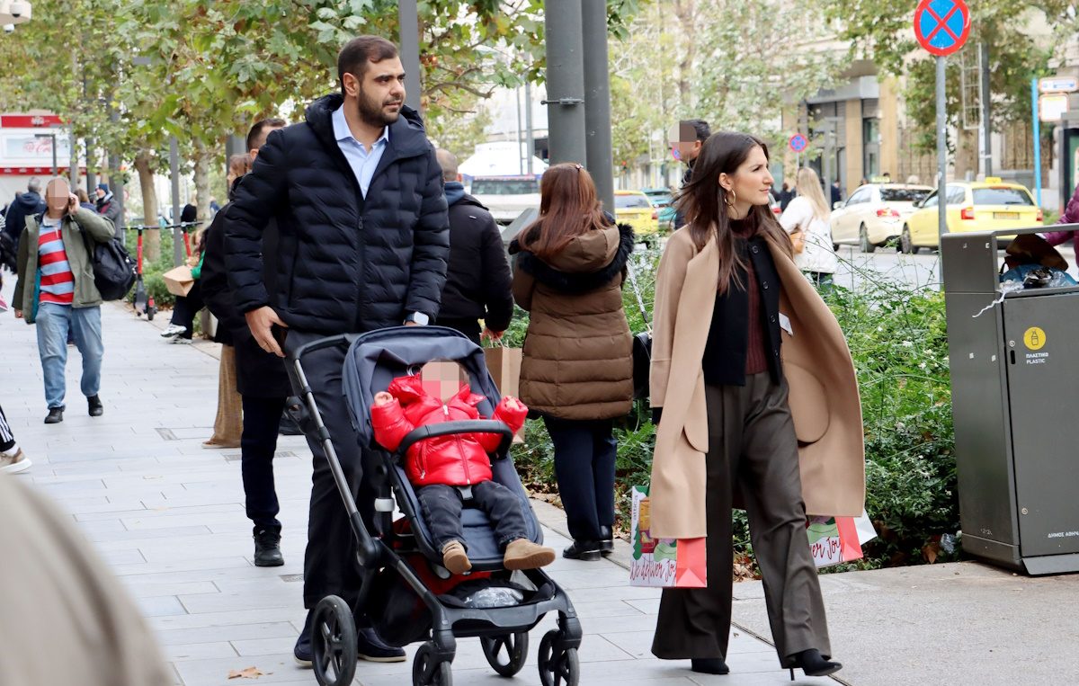 Παύλος Μαρινάκης: Περίπατος στο κέντρο της Αθήνας με τη γυναίκα του και τον γιο τους – Φωτογραφίες 8 Παύλος Μαρινάκης: Περίπατος στο κέντρο της Αθήνας με τη γυναίκα του και τον γιο τους – Φωτογραφίες