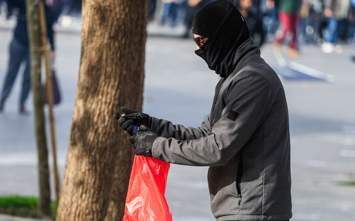 Τέμπη: Η στιγμή που άγνωστος φτιάχνει μολότοφ στα επεισόδια στο Σύνταγμα