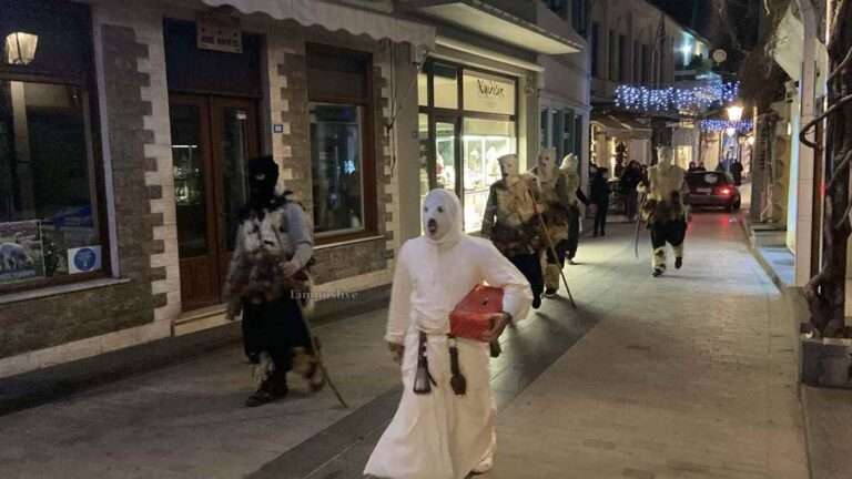 Λήμνος: Οι «Μπατατσούδες» αντέτειναν κόσμο με κουδούνια και ραβδιά – Το αρχαίο έθιμο της Παραμονής των Φώτων