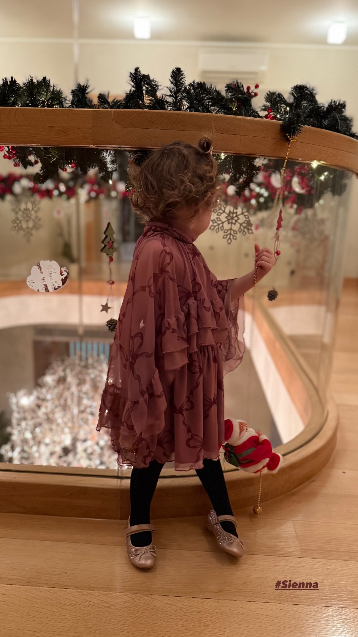 Πρωτοχρονιά 2025: Πώς γιόρτασαν οι celebrities και οι καλλιτέχνες το νέο έτος – Ρεβεγιόν και οικογενειακές εικόνες 26 Πρωτοχρονιά 2025: Πώς γιόρτασαν οι celebrities και οι καλλιτέχνες το νέο έτος – Ρεβεγιόν και οικογενειακές εικόνες