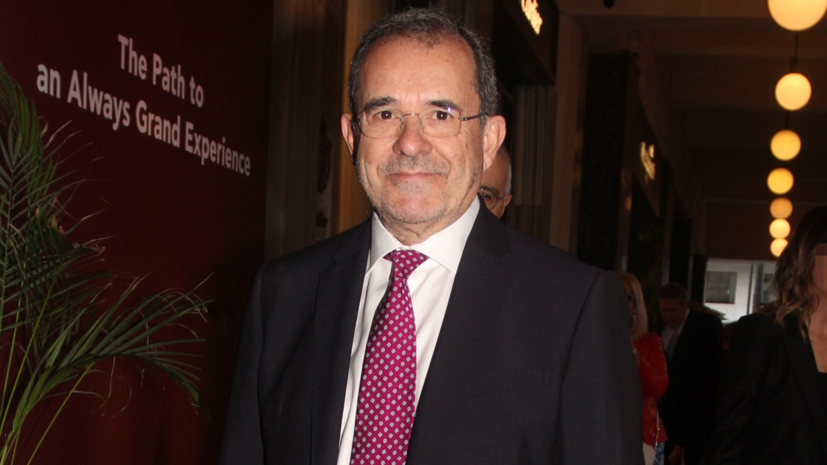 Ο Παύλος Τσίμας βούρκωσε στον «αέρα» μιλώντας για τον Μίμη Δομάζο: «Αποχαιρετώ κομμάτι της ζωής μου»