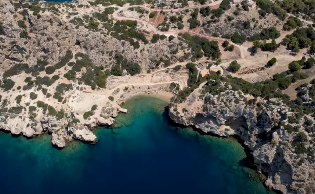Η ξεχωριστή παραλία της Ελλάδας μέσα σε αρχαιολογικό χώρο