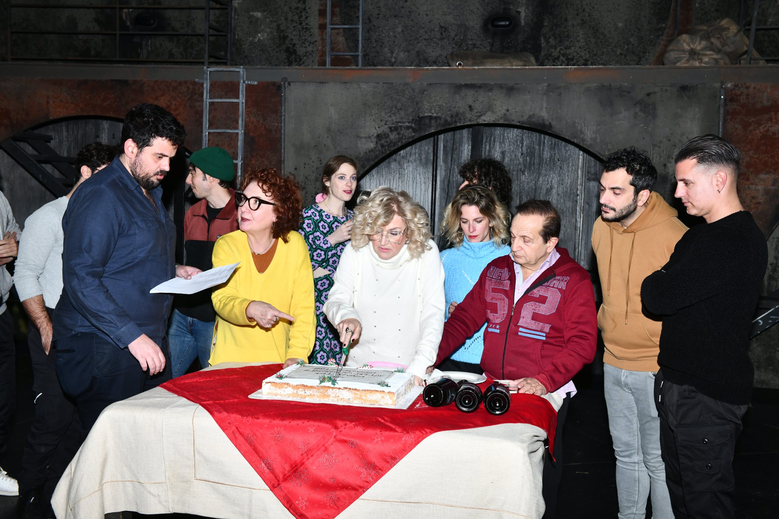 Θέατρο Ακροπόλ: Οι ηθοποιοί της παράστασης «Η μητέρα του σκύλου» έκοψαν την πίτα για τη νέα χρονιά – 18 Θέατρο Ακροπόλ: Οι ηθοποιοί της παράστασης «Η μητέρα του σκύλου» έκοψαν την πίτα για τη νέα χρονιά –