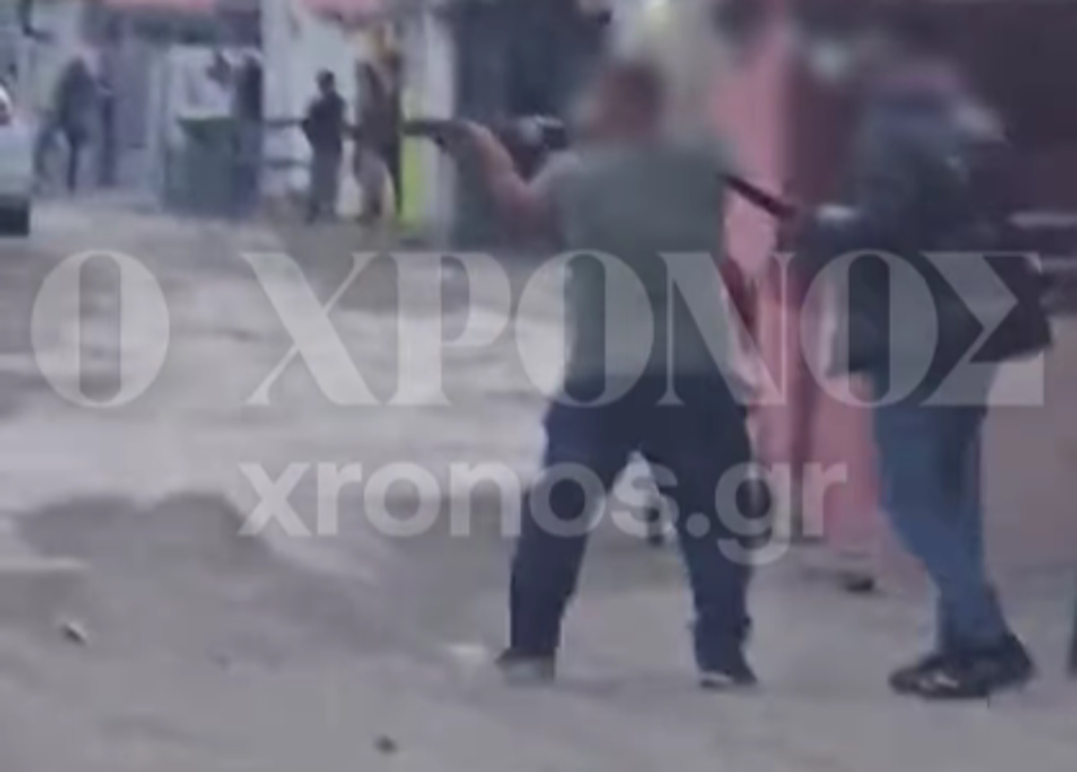 Κομοτηνή: Βίντεο από τη στιγμή που πατέρας με γιο ανοίγουν πυρ σε καταυλισμό – Τρεις τραυματίες