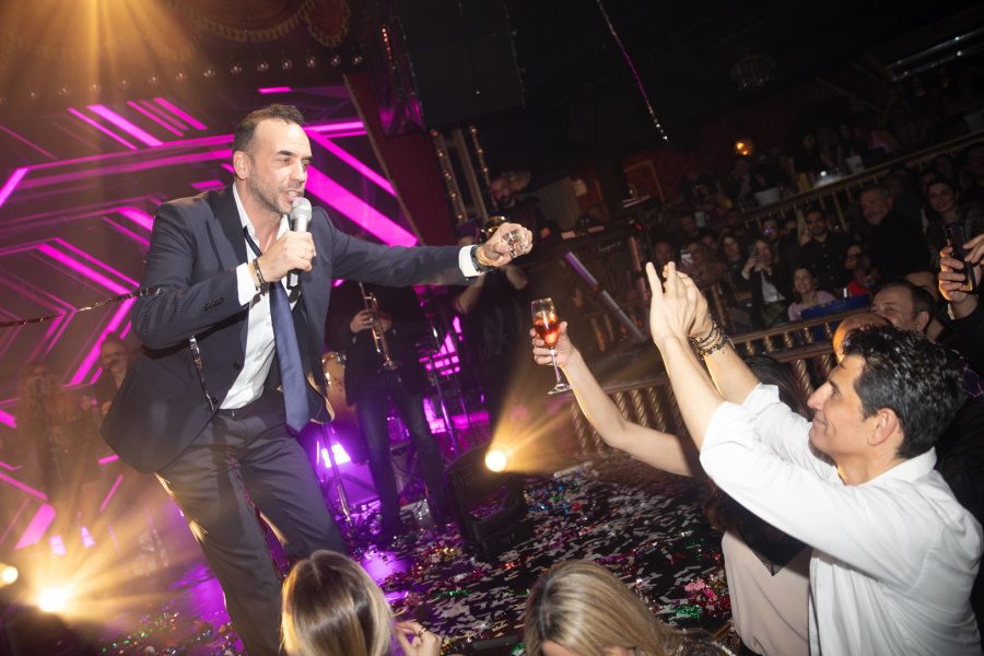 Σάκης Ρουβάς: Εικόνες από τα γενέθλια του καλλιτέχνη – Κάτια Ζυγούλη και Αναστασία Ρουβά δίπλα του