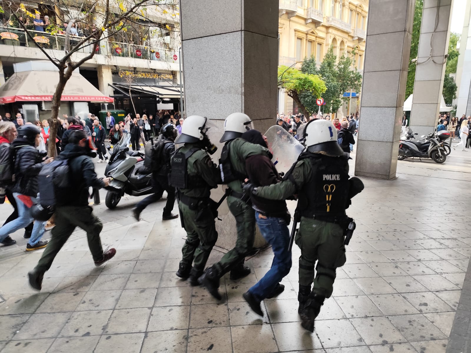 Επεισόδια με μολότοφ και χημικά στο Σύνταγμα μετά τη διαμαρτυρία για τα Τέμπη