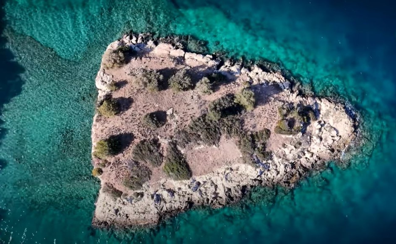 Σιδερώνα: Τι λένε οι θρύλοι για το μυστήριο «νησί των βρυκολάκων» στον Σαρωνικό Κόλπο
