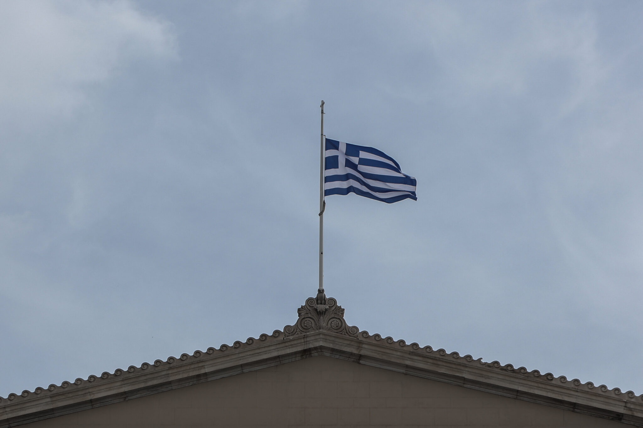 Εθνικό πένθος: Τι κλείνει, τι ισχύει με τα σχολεία και πότε άλλοτε έχει κηρυχθεί στην Ελλάδα