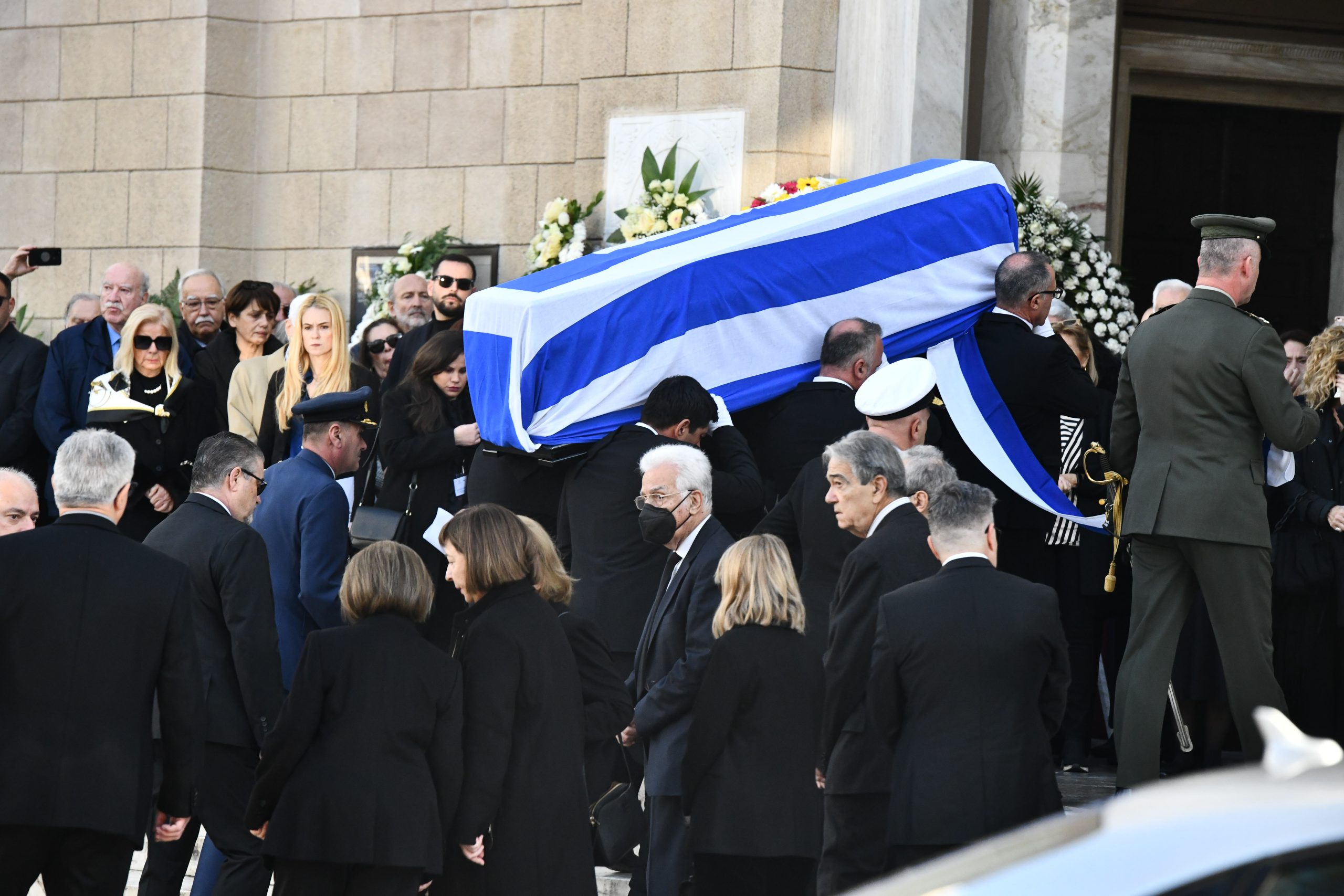 Κηδεία Κώστα Σημίτη: Συγκινημένη η Δάφνη στη Μητρόπολη Αθηνών – Στο πλευρό της οι θυγατέρες τους 9 Κηδεία Κώστα Σημίτη: Συγκινημένη η Δάφνη στη Μητρόπολη Αθηνών – Στο πλευρό της οι θυγατέρες τους