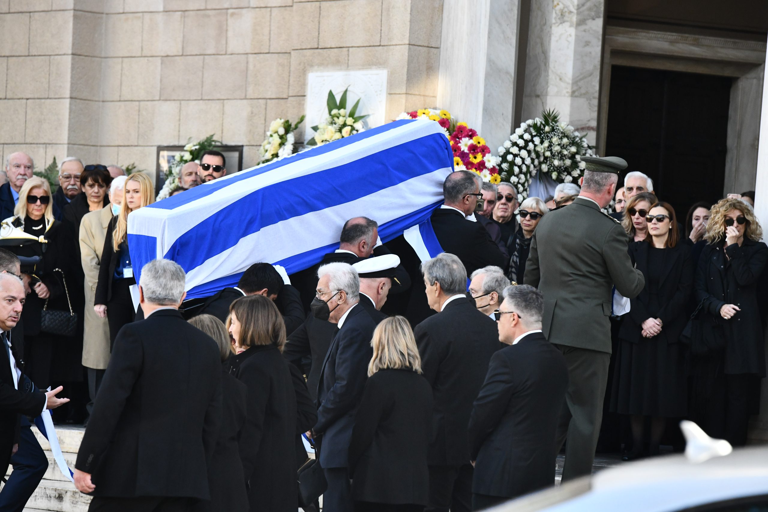 Κηδεία Κώστα Σημίτη: Συγκινημένη η Δάφνη στη Μητρόπολη Αθηνών – Στο πλευρό της οι θυγατέρες τους 11 Κηδεία Κώστα Σημίτη: Συγκινημένη η Δάφνη στη Μητρόπολη Αθηνών – Στο πλευρό της οι θυγατέρες τους