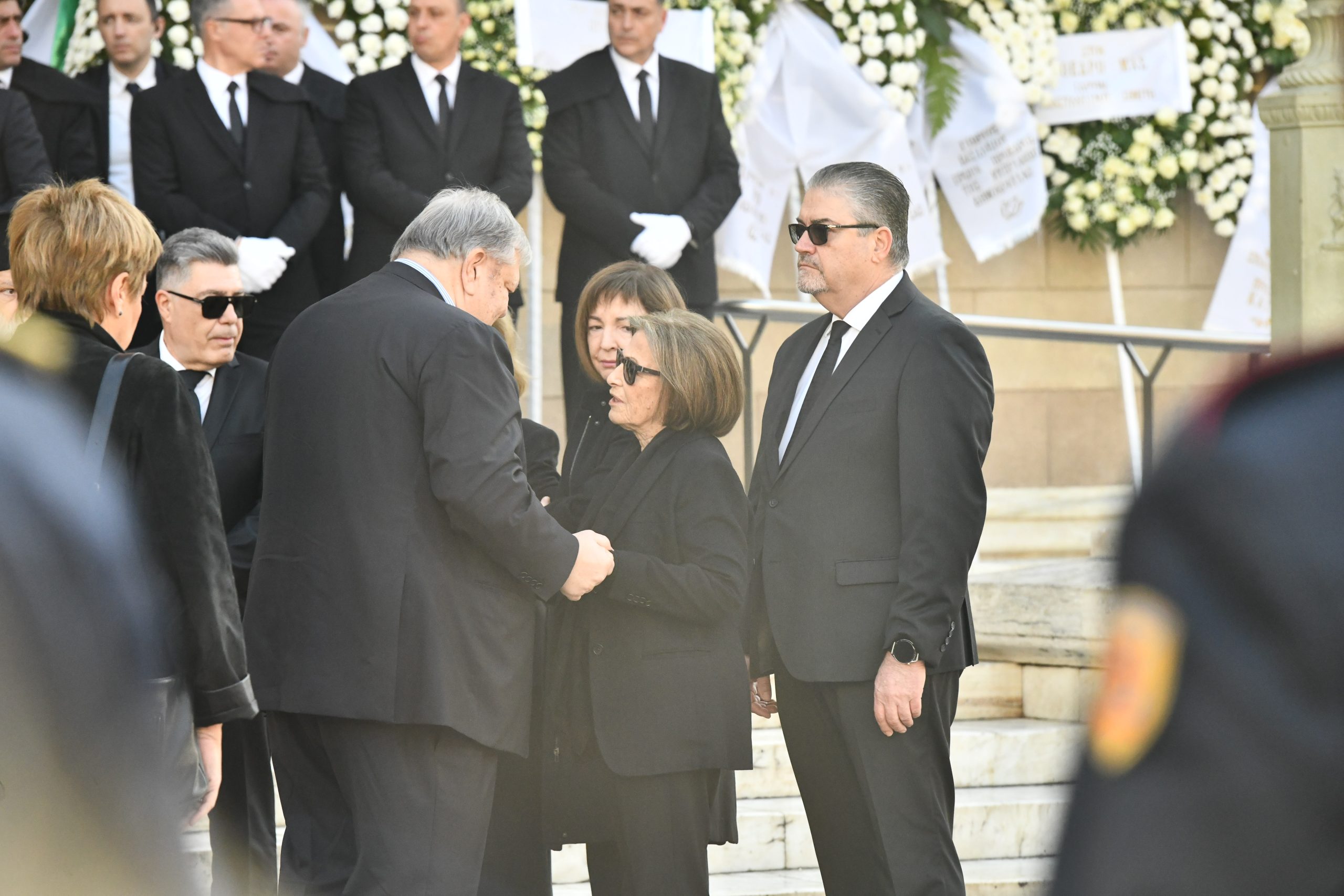 Κηδεία Κώστα Σημίτη: Συγκινημένη η Δάφνη στη Μητρόπολη Αθηνών – Στο πλευρό της οι θυγατέρες τους 14 Κηδεία Κώστα Σημίτη: Συγκινημένη η Δάφνη στη Μητρόπολη Αθηνών – Στο πλευρό της οι θυγατέρες τους