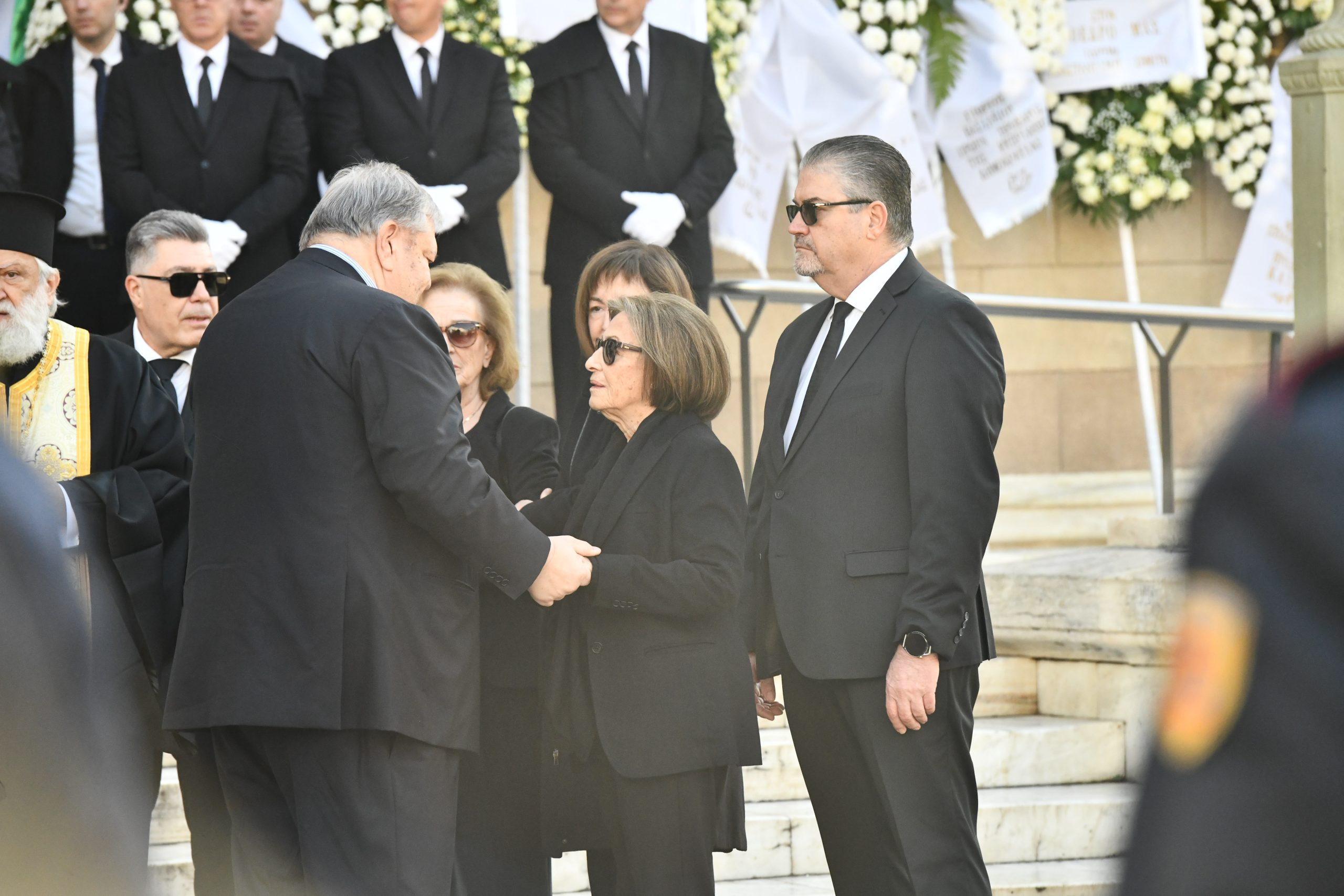 Κηδεία Κώστα Σημίτη: Συγκινημένη η Δάφνη στη Μητρόπολη Αθηνών – Στο πλευρό της οι θυγατέρες τους 13 Κηδεία Κώστα Σημίτη: Συγκινημένη η Δάφνη στη Μητρόπολη Αθηνών – Στο πλευρό της οι θυγατέρες τους