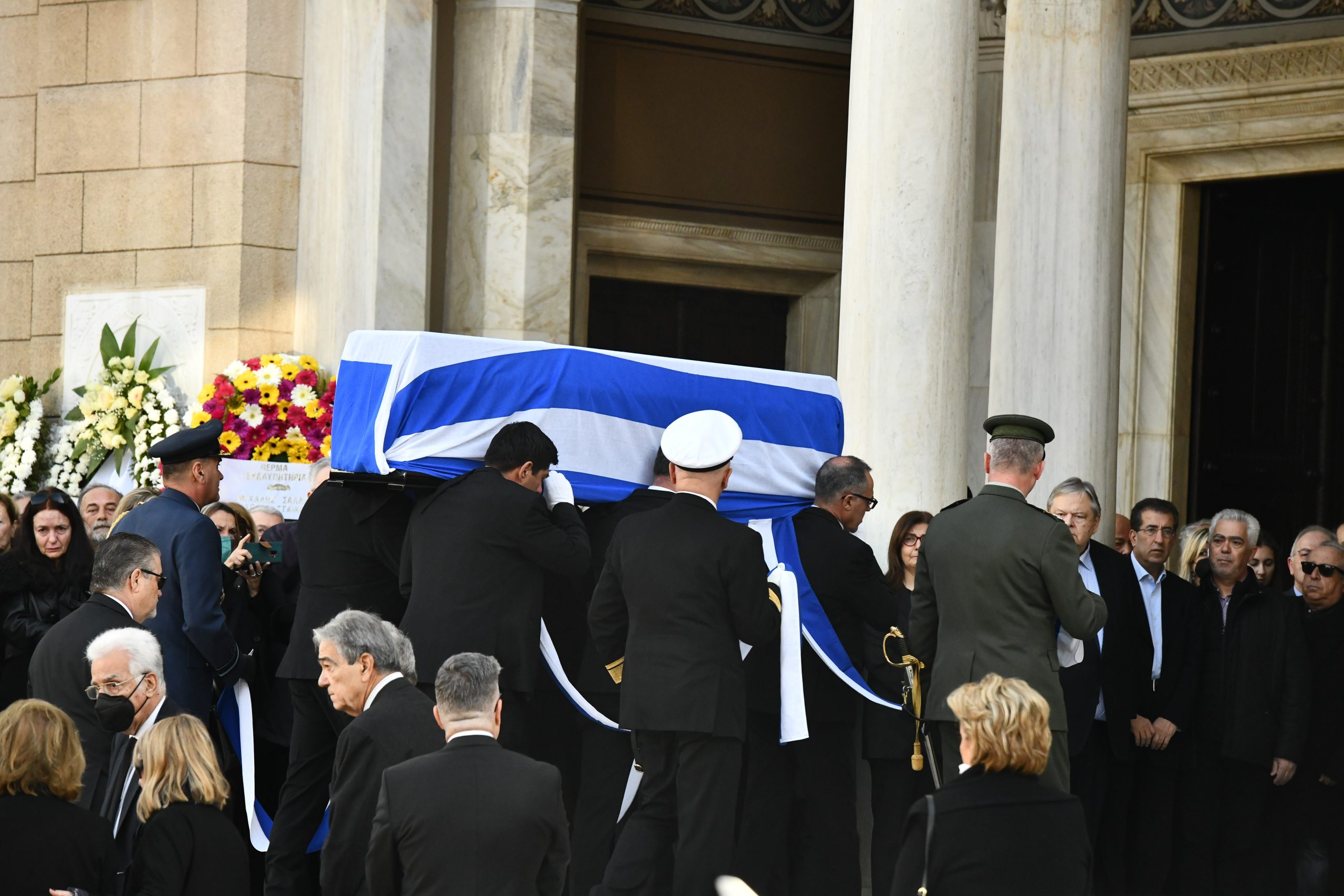 Κηδεία Κώστα Σημίτη: Συγκινημένη η Δάφνη στη Μητρόπολη Αθηνών – Στο πλευρό της οι θυγατέρες τους 12 Κηδεία Κώστα Σημίτη: Συγκινημένη η Δάφνη στη Μητρόπολη Αθηνών – Στο πλευρό της οι θυγατέρες τους